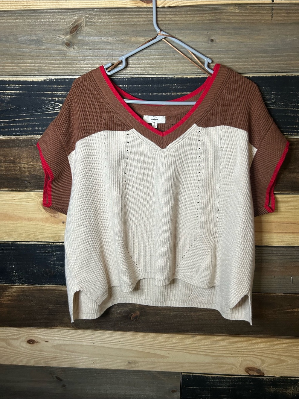 entro Colorblock V-Neck Short Sleeve Sweater in Cream, Brown & Red Trim